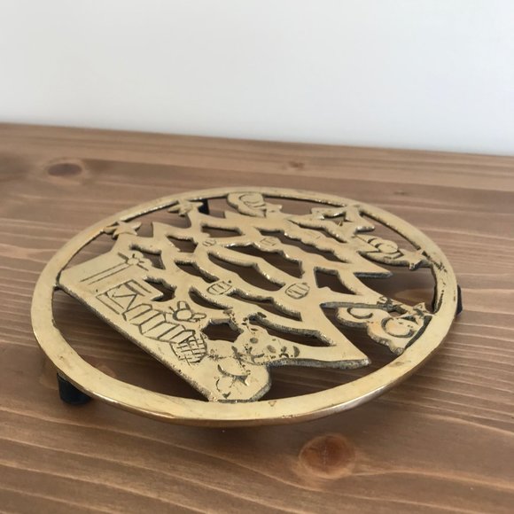 Round Brass Footed Trivet / Wall Hanging Christmas Tree & Presents Teddy Bear - Picture 3 of 4